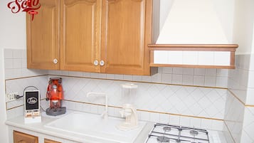 KĂŒhlschrank, Mikrowelle, Ofen, Herdplatte