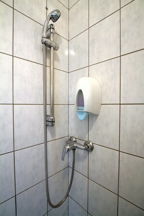 Dusche, Haartrockner, Handtücher, Seife