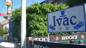 A sign for Ivac, a hotel with a logo featuring a bed and stars, and a sign for Beck's brewery. - Guesthouse Ivac Inn Zagreb Airport (Velika Gorica)