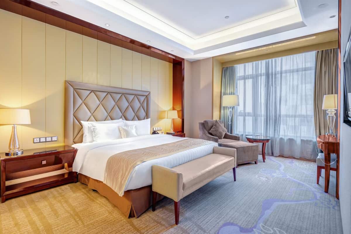 Suite Deluxe | Ropa de cama de alta calidad, minibar, caja fuerte y escritorio