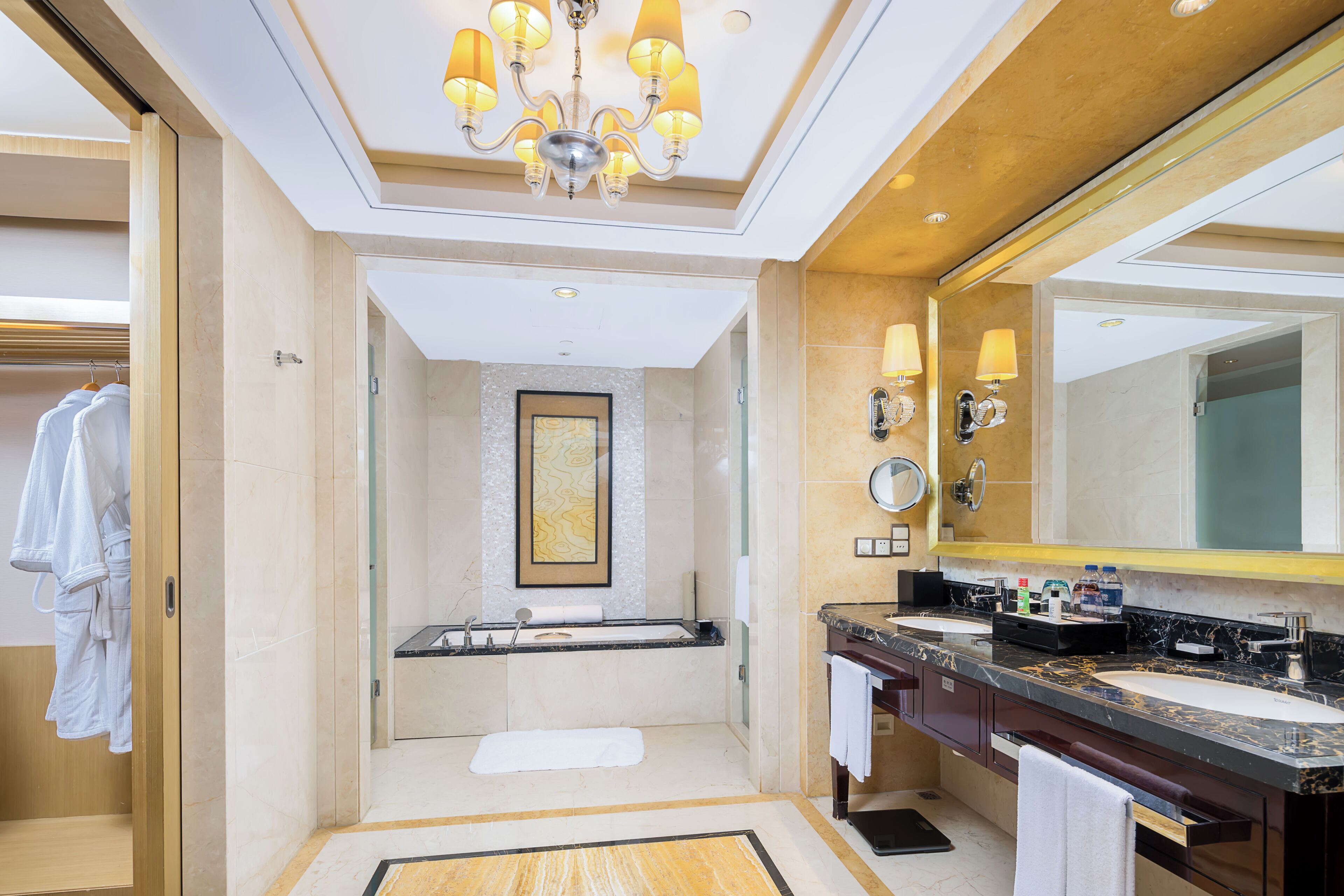 Une salle de bain moderne dotée d’un grand miroir, de deux vasques et d’un espace douche.