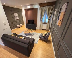 Apartamento, 2 habitaciones | Zona de estar | Televisión de pantalla plana de 40 pulgadas con canales digitales