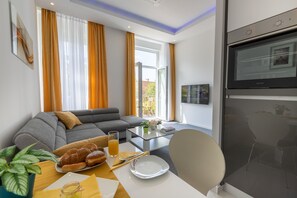 Appartement | Woonruimte | Een 40-inch flatscreentelevisie met digitale zenders en televisie