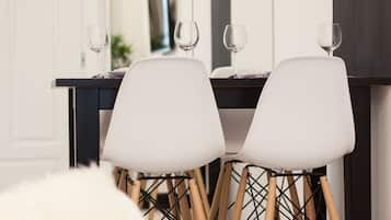 Deluxe Apartment, 1 Bedroom | In-room dining