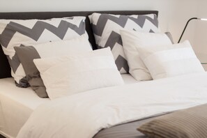 Deluxe Studio, 1 King Bed, City View