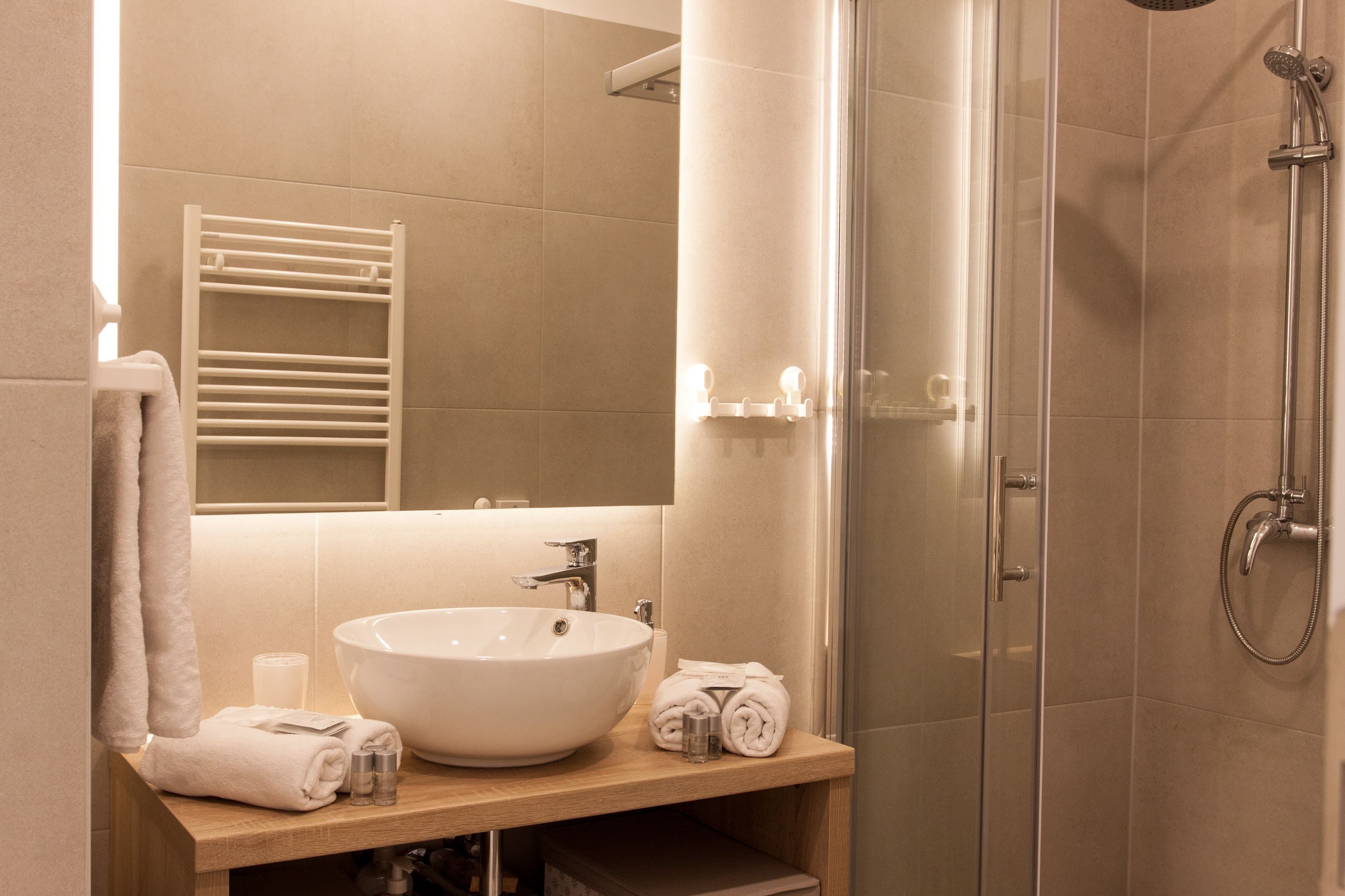 Deluxe Apartment, 1 Bedroom | Bathroom | Shower, free toiletries, hair dryer, towels