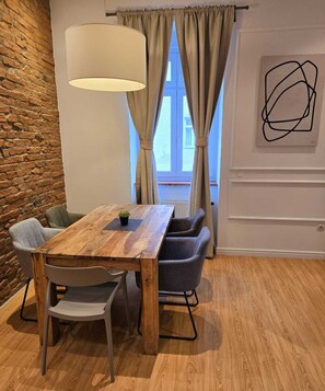 Apartamento, 2 habitaciones | Zona de estar | Televisión de pantalla plana de 40 pulgadas con canales digitales