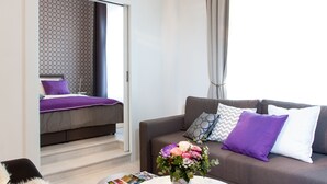 Een moderne slaapkamer met een bed, een bank en een salontafel.