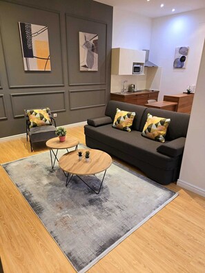 Apartamento, 2 habitaciones | Zona de estar | Televisión de pantalla plana de 40 pulgadas con canales digitales