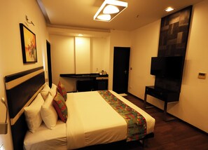 Comfort tweepersoonskamer | Luxe beddengoed, een kluis op de kamer, een bureau, een laptopwerkplek