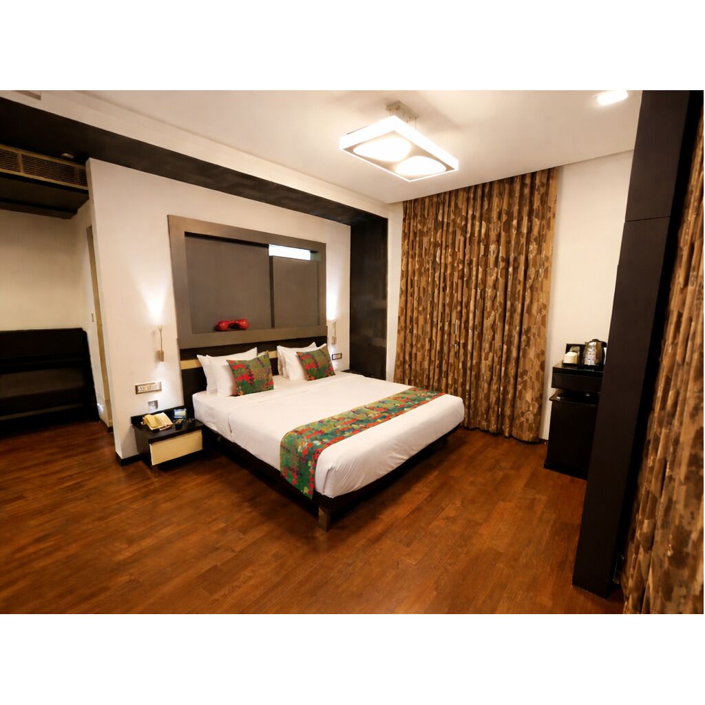 Classic-dobbeltværelse | Premium-sengetøj, pengeskab på værelset, skrivebord