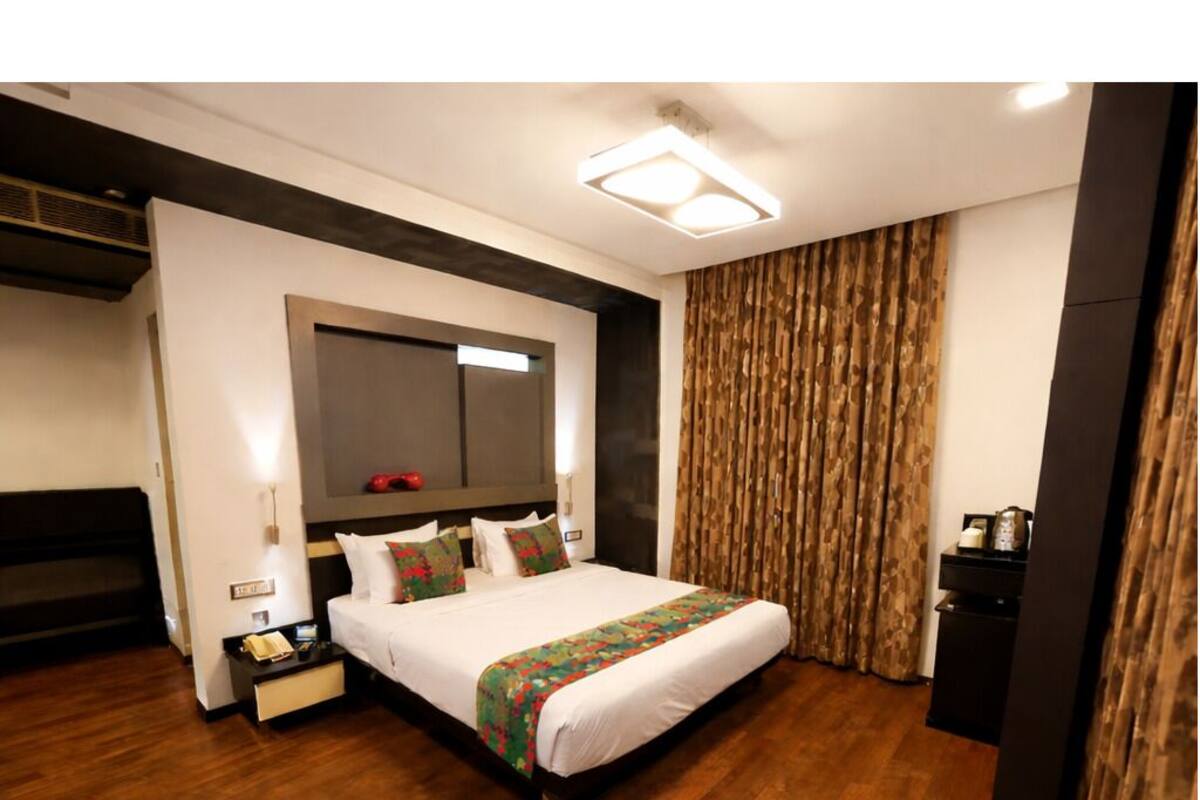 Classic-dobbeltværelse | Premium-sengetøj, pengeskab på værelset, skrivebord