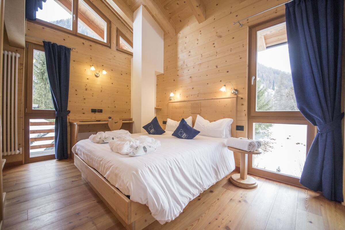 In-room safe, desk, free WiFi