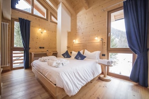 In-room safe, desk, free WiFi