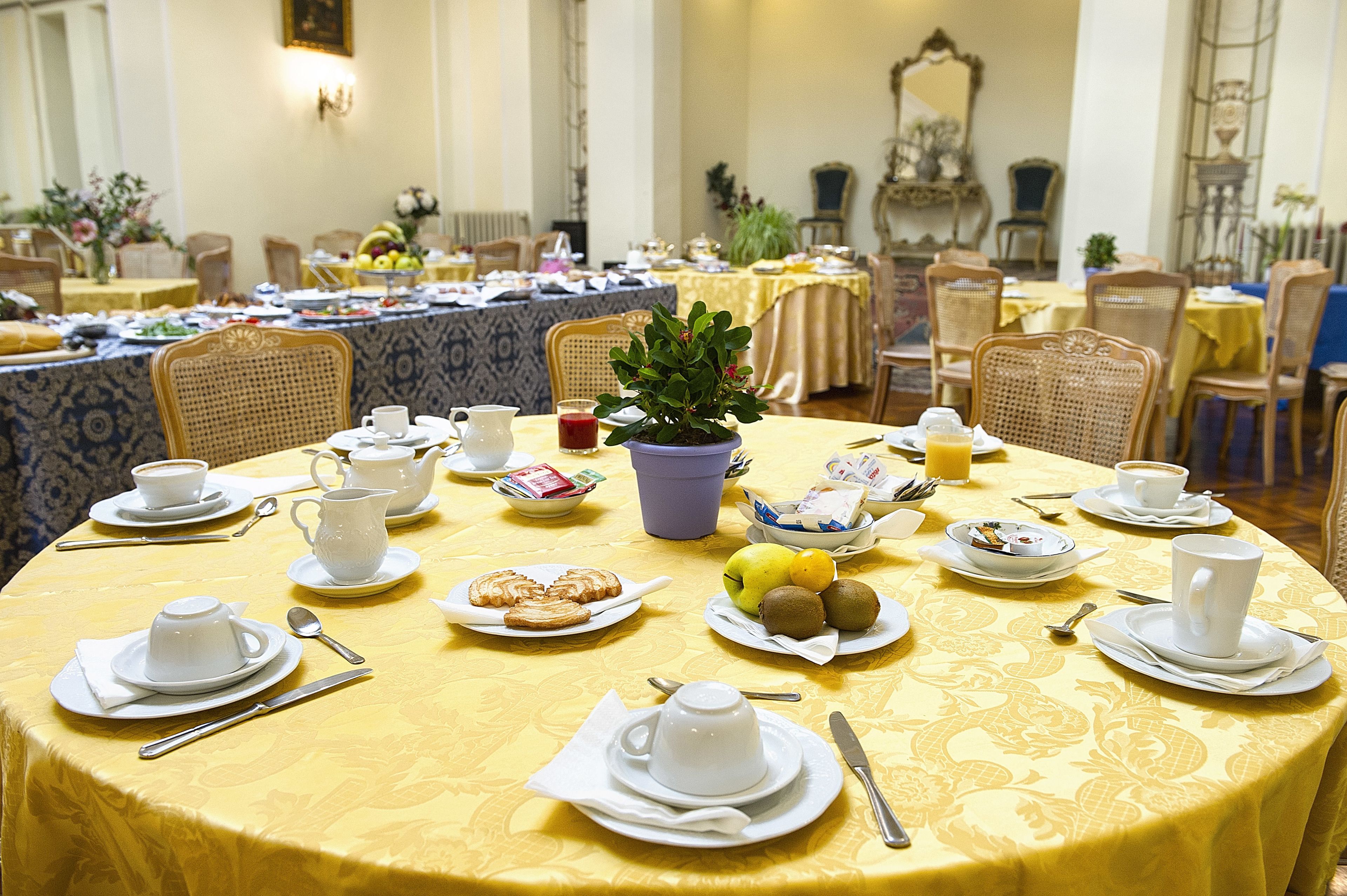 free buffet breakfast