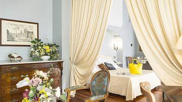 Habitación cuádruple familiar | Ropa de cama de alta calidad y minibar