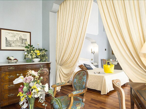 Chambre quadruple familiale | Literie de qualité, minibar, coffre-fort, bureau