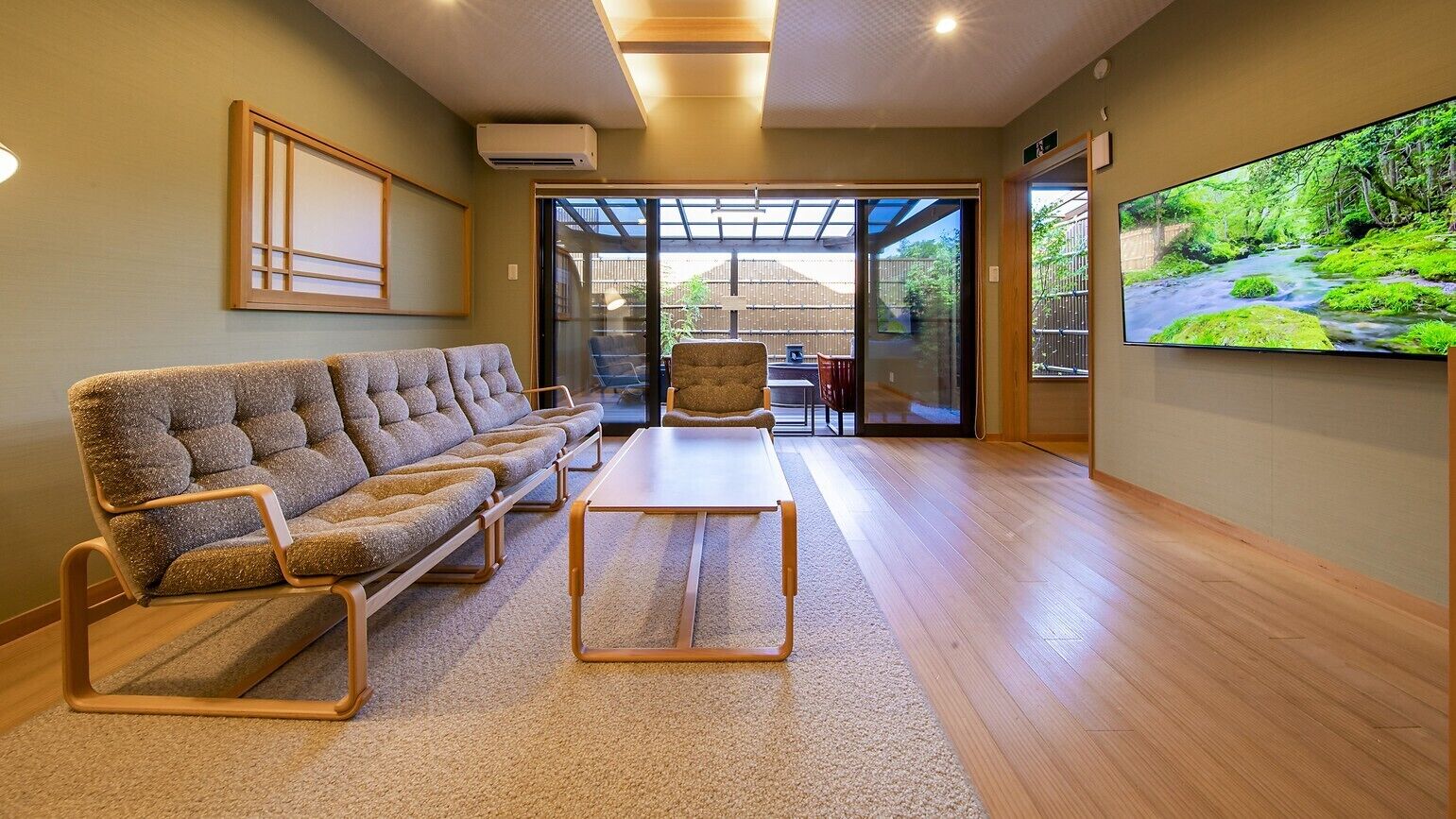 Living area | Flat-screen TV