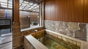 Separate tub and shower, hydromassage showerhead, free toiletries