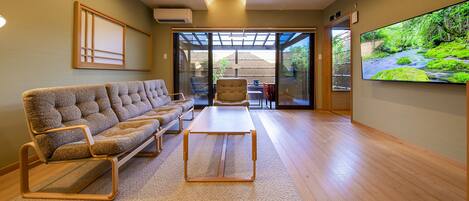 Una cassaforte in camera, una scrivania, postazione laptop