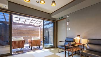 和洋室 4人部屋 | セーフティボックス (室内)、デスク、ノートパソコン用作業スペース、アイロン / アイロン台