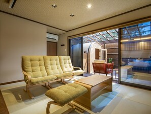 In-room safe, desk, laptop workspace, iron/ironing board - Takachiho Hanareno-yado Kamigakure (Takachiho)