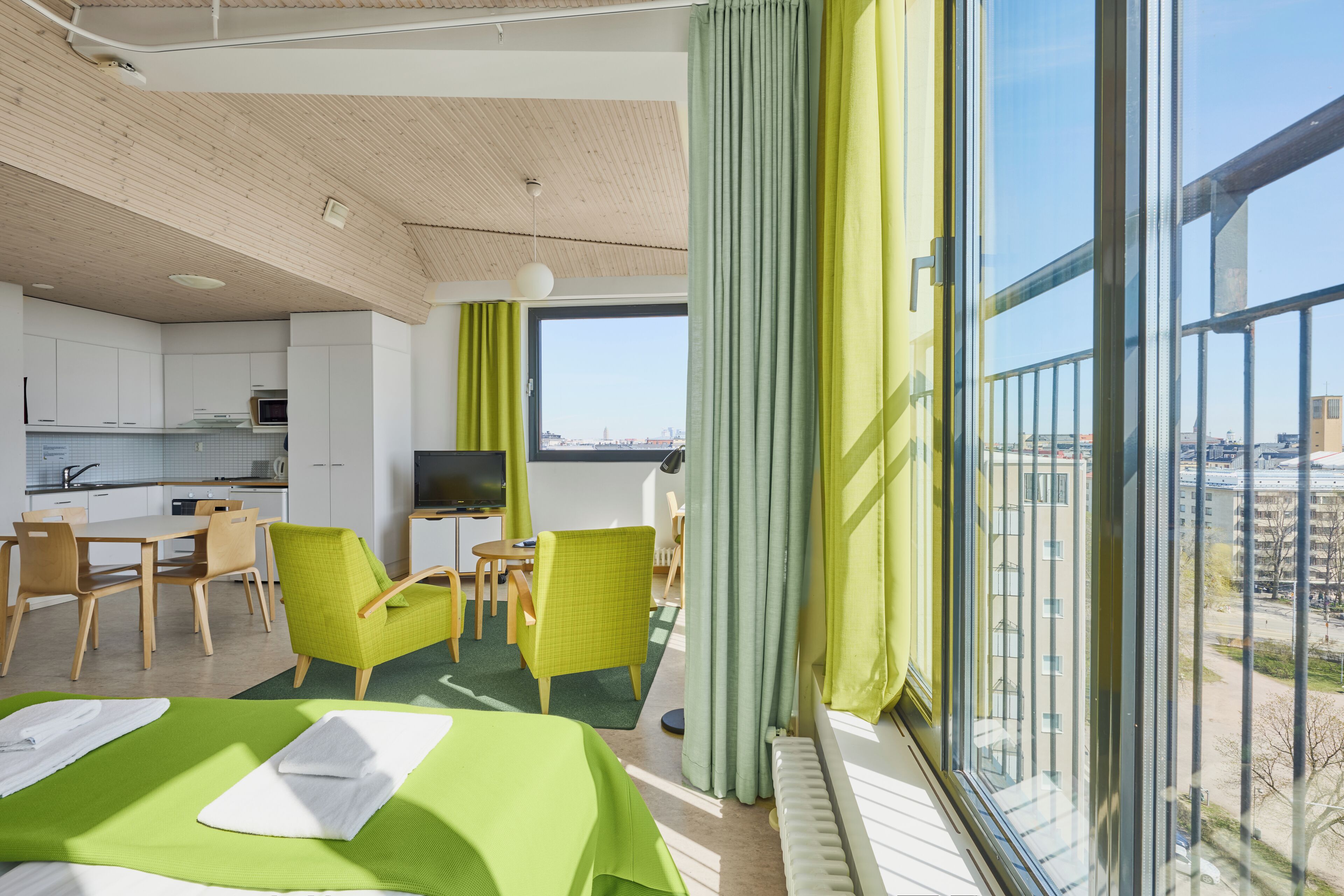 Loftsleilighet – deluxe, 1 queensize-seng, tekjøkken | Skrivebord, lydisolert, wi-fi (inkludert) og sengetøy