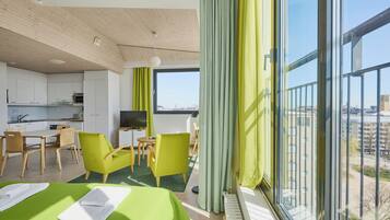 Deluxe Penthouse, 1 Queen Bed, Kitchenette | Desk, soundproofing, free WiFi, bed sheets