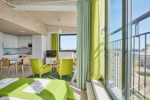 Deluxe Penthouse, 1 Queen Bed, Kitchenette | Desk, soundproofing, free WiFi, bed sheets