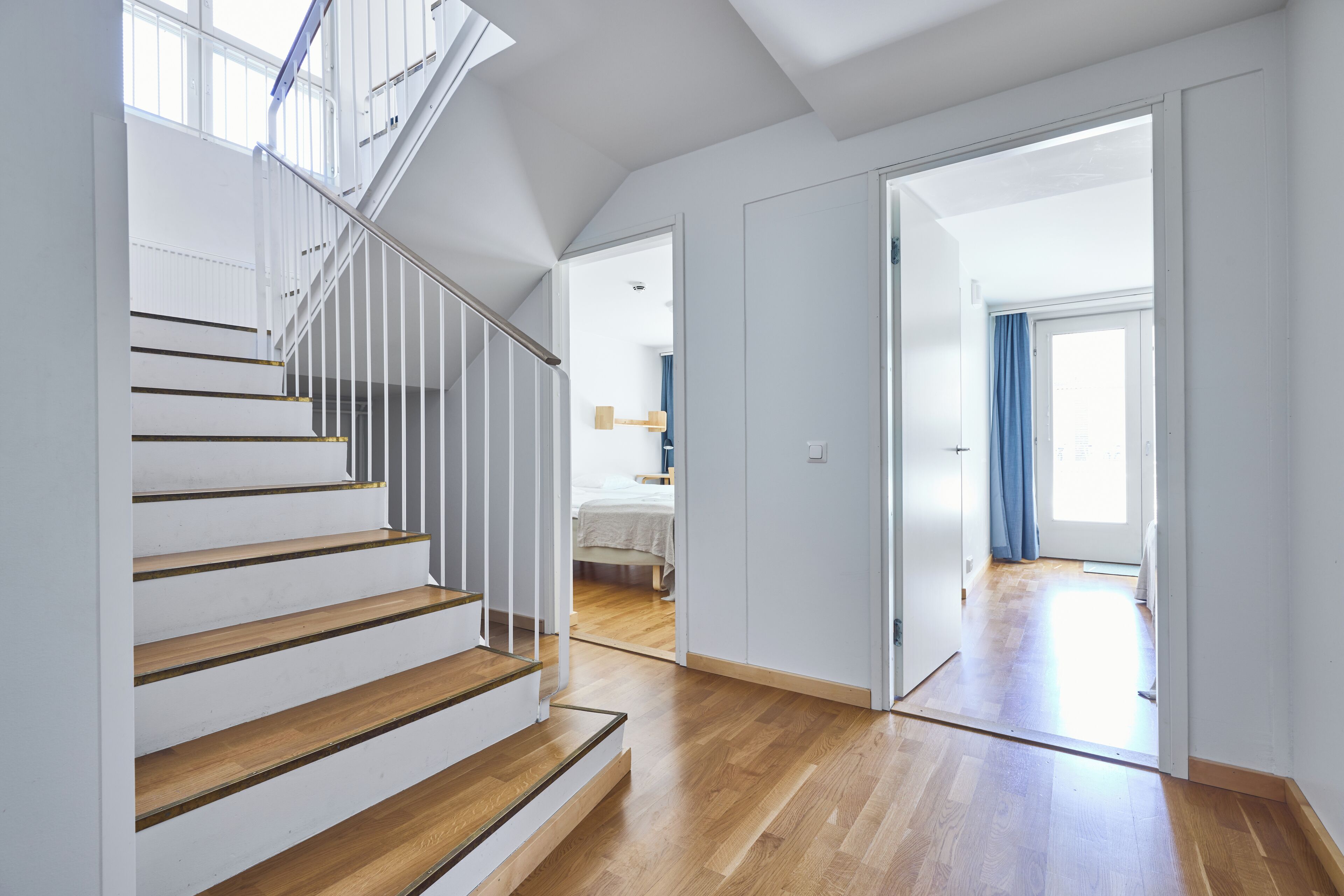 Een bureau, geluiddichte muren, gratis wifi, beddengoed