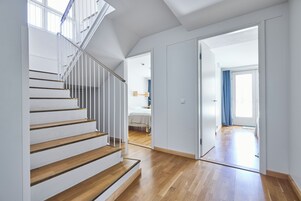 Desk, soundproofing, free WiFi, bed sheets