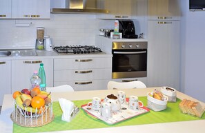Apartment, 2 Schlafzimmer | Frühstücksbereich | Inbegriffenes kontinentales Frühstück