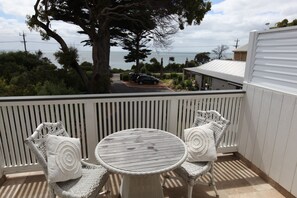 Eagle Suite | Premium bedding, soundproofing, iron/ironing board, free WiFi