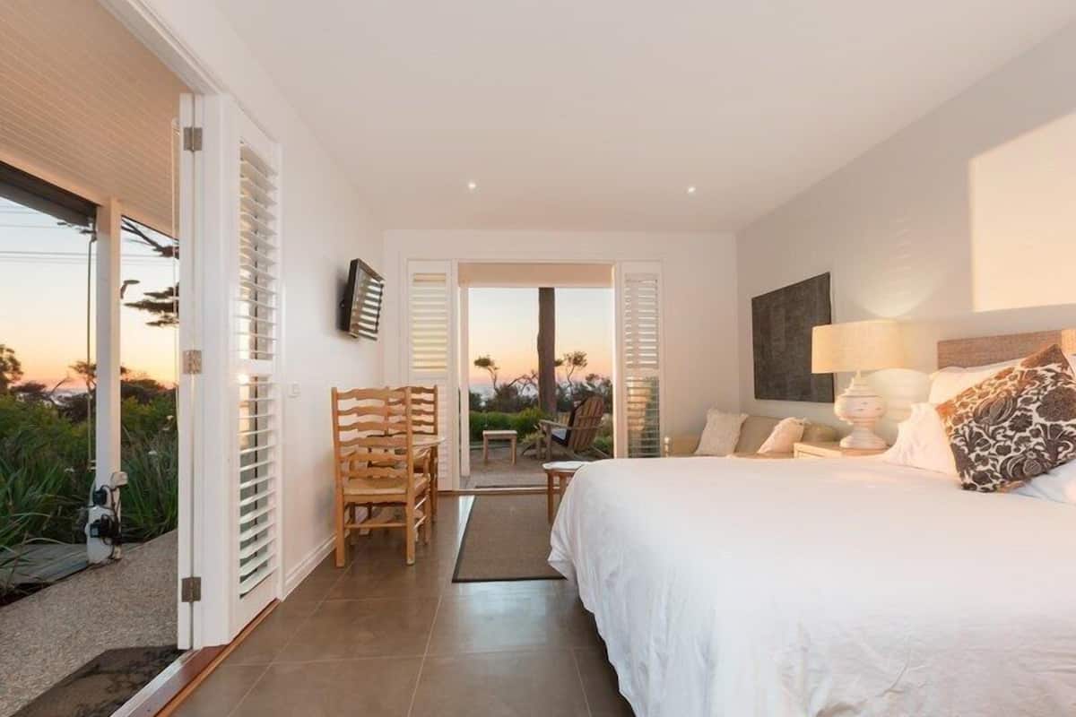 Dolphin Suite | Premium bedding, soundproofing, iron/ironing board, free WiFi
