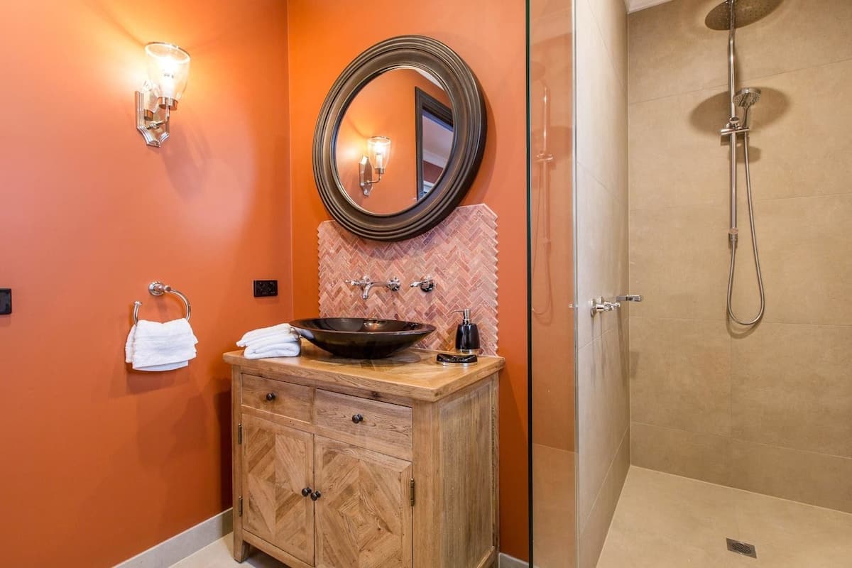 Eagle Suite | Bathroom | Shower, free toiletries, hair dryer, towels