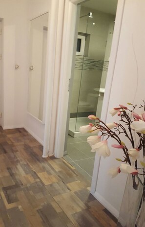 Leilighet – comfort, 2 soverom, kjøkken, byutsikt | Oppholdsområde | Flatskjerm-TV