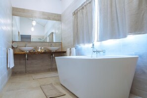 Shower, rainfall showerhead, free toiletries, bathrobes - Hotel Les Paletuviers (Fatick)