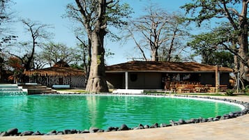 Piscina externa, guarda-sóis, espreguiçadeiras