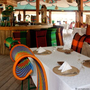 朝食、ランチ、ディナーに営業 (郷土料理と各国料理)