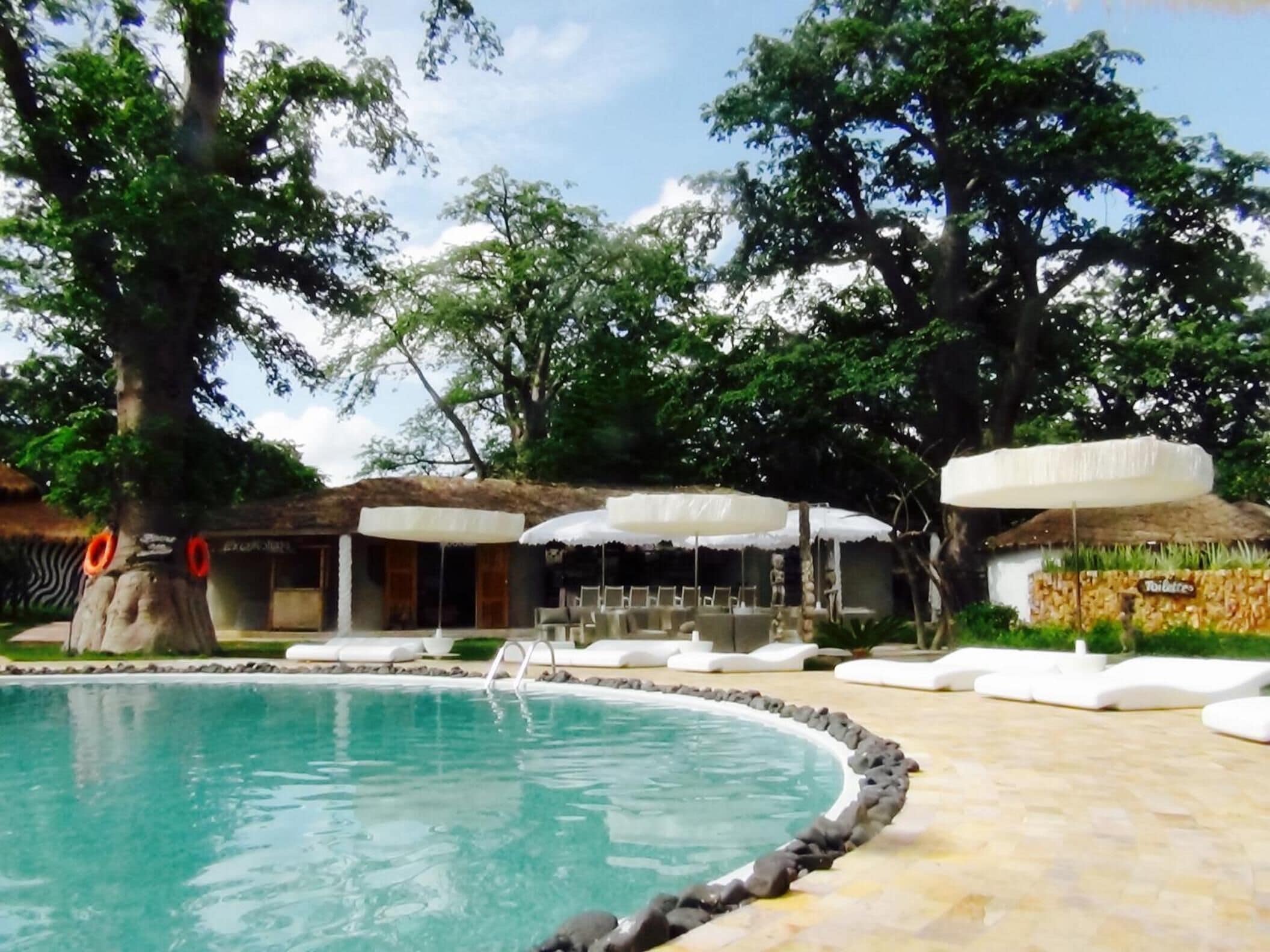 室外游泳池，提供泳池遮陽傘和日光浴躺椅