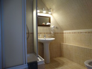 Standard-Doppelzimmer (11) | Zimmersafe, Bügeleisen/Bügelbrett, kostenloses WLAN