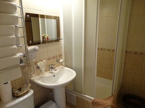 Shower, free toiletries, hair dryer, slippers - Emigrant Mini Hotel (Sochi)