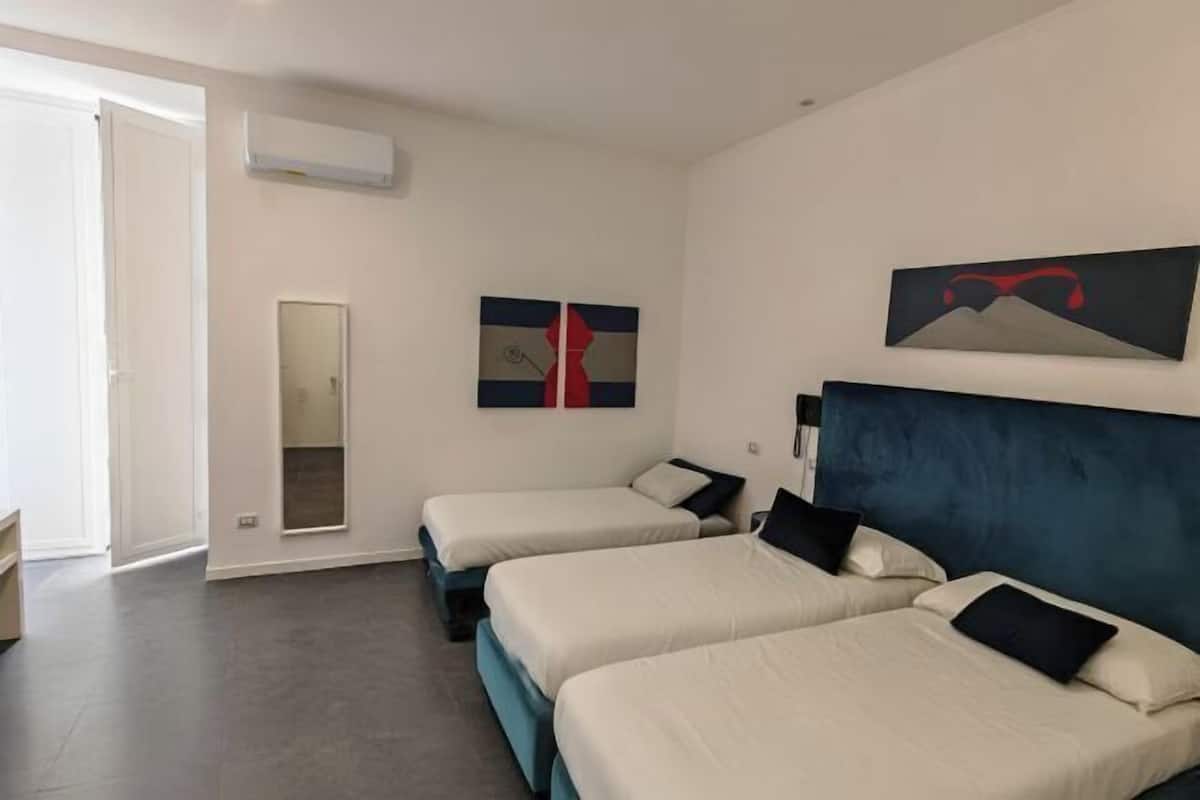 In-room safe, soundproofing, free WiFi, bed sheets