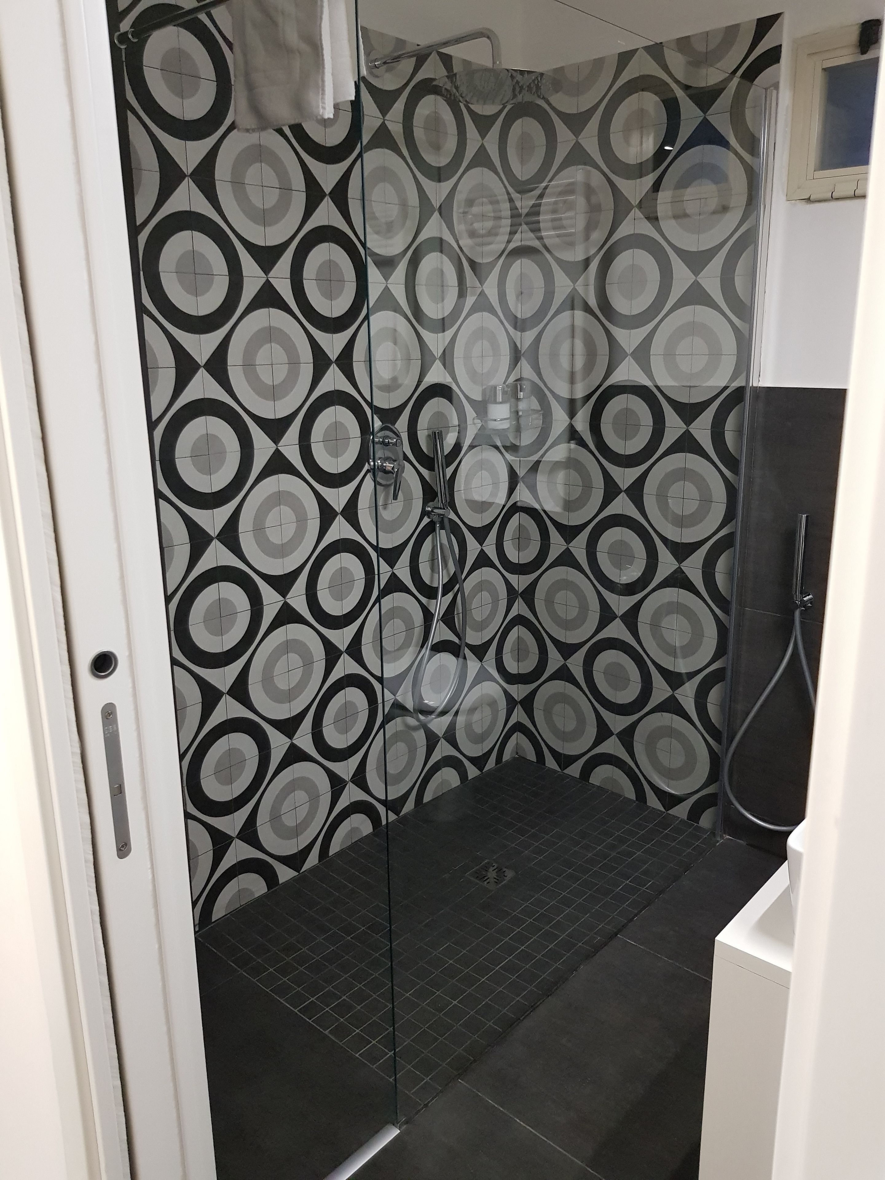 shower, rainfall showerhead, free toiletries, hair dryer