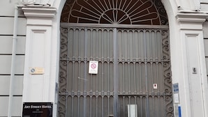 A large, ornate metal gate with a sign indicating no parking. - Art Street Hotel (Naples)