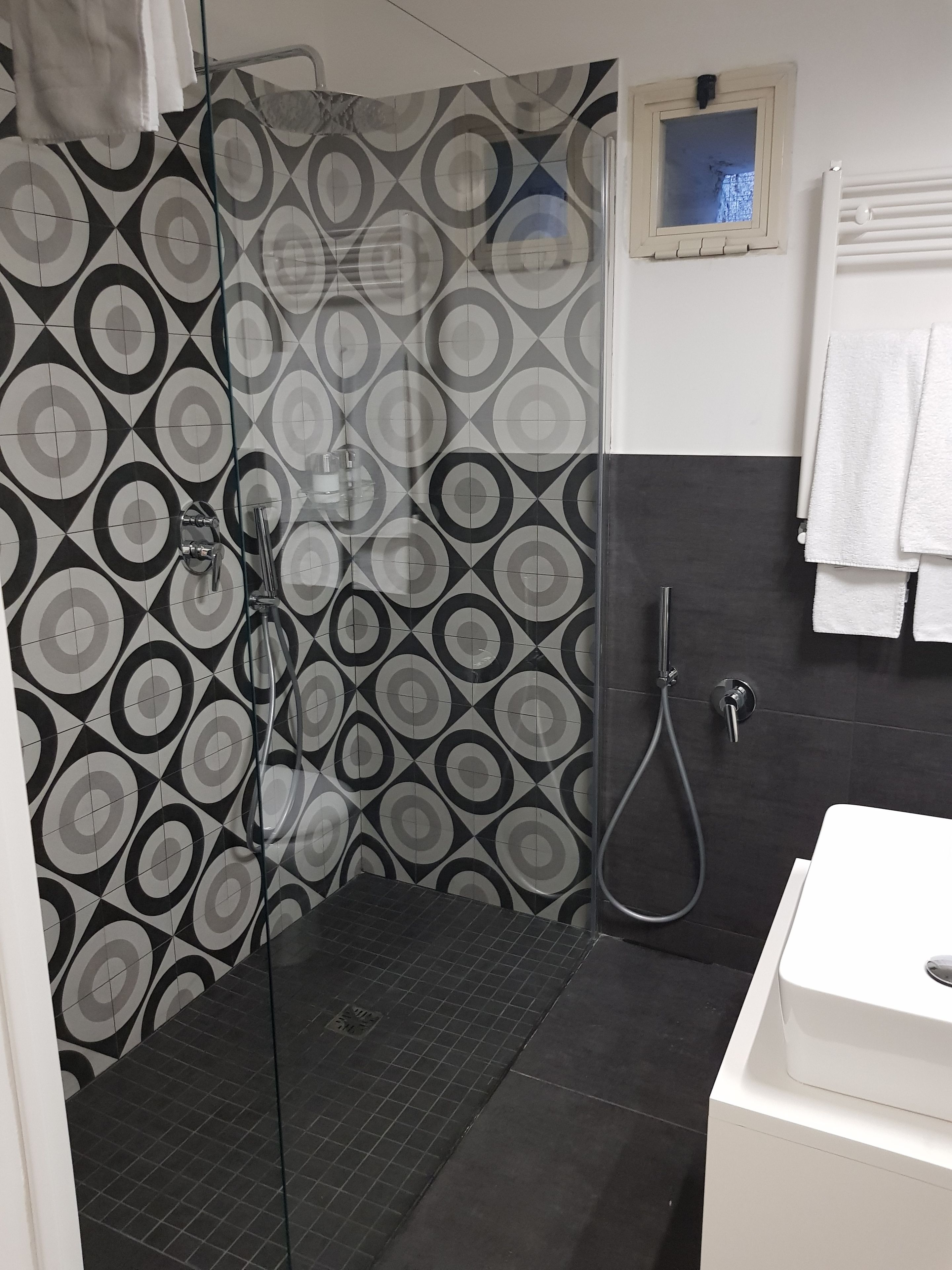 shower, rainfall showerhead, free toiletries, hair dryer