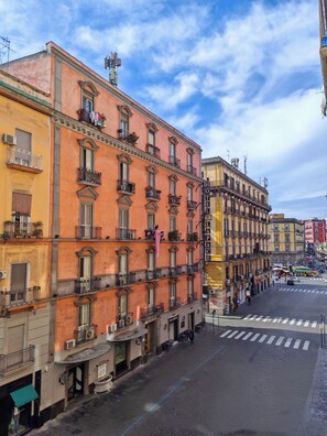 A street view of a hotel with multiple floors, balconies, and a clear sky. - Art Street Hotel (Naples)