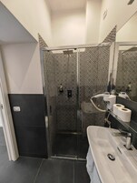 Tripla Classic | Bagno | Doccia, soffione a pioggia, set di cortesia gratuito, asciugacapelli