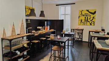 Tägliches Frühstücksbuffet (5 EUR pro Person)