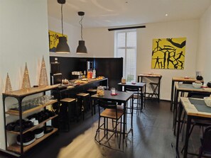 朝食 (ビュッフェ)、毎日提供 (1 名様 5 EUR)